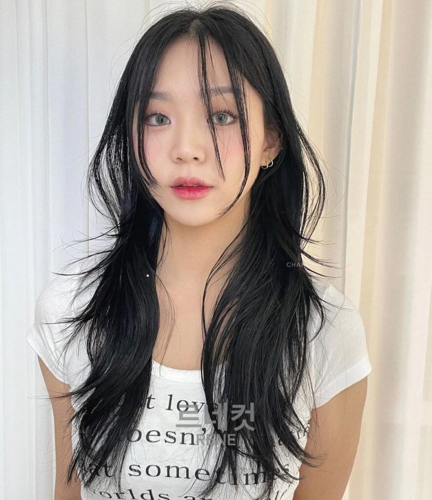 ผู้หญิงเอเชีย ผมยาวสีดำ ทรงผมคนหน้ากลม