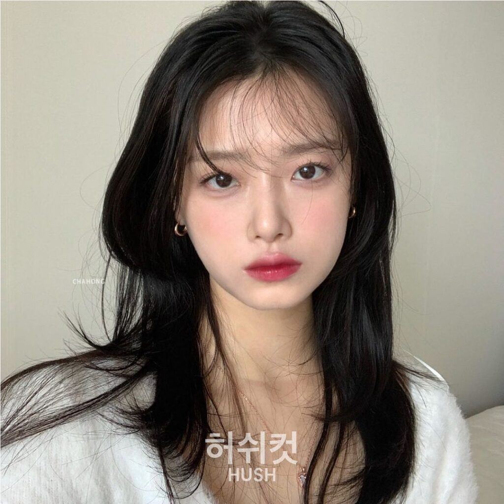 ผู้หญิงเอเชีย ผมยาวสีดำ ทรงผมคนหน้ากลม