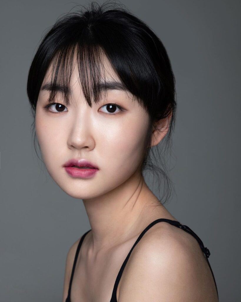 ผู้หญิงเอเชีย ผมยาวสีดำ ทรงผมคนหน้ากลม