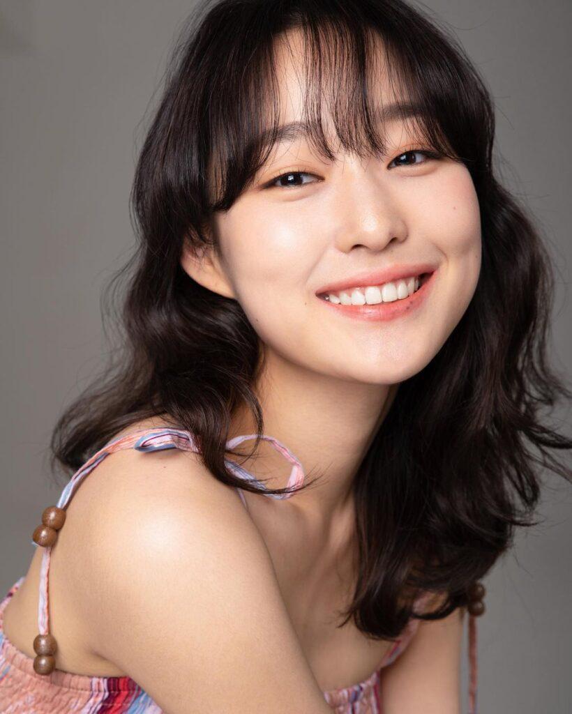 ผู้หญิงเอเชีย ผมยาวสีดำ ทรงผมคนหน้ากลม