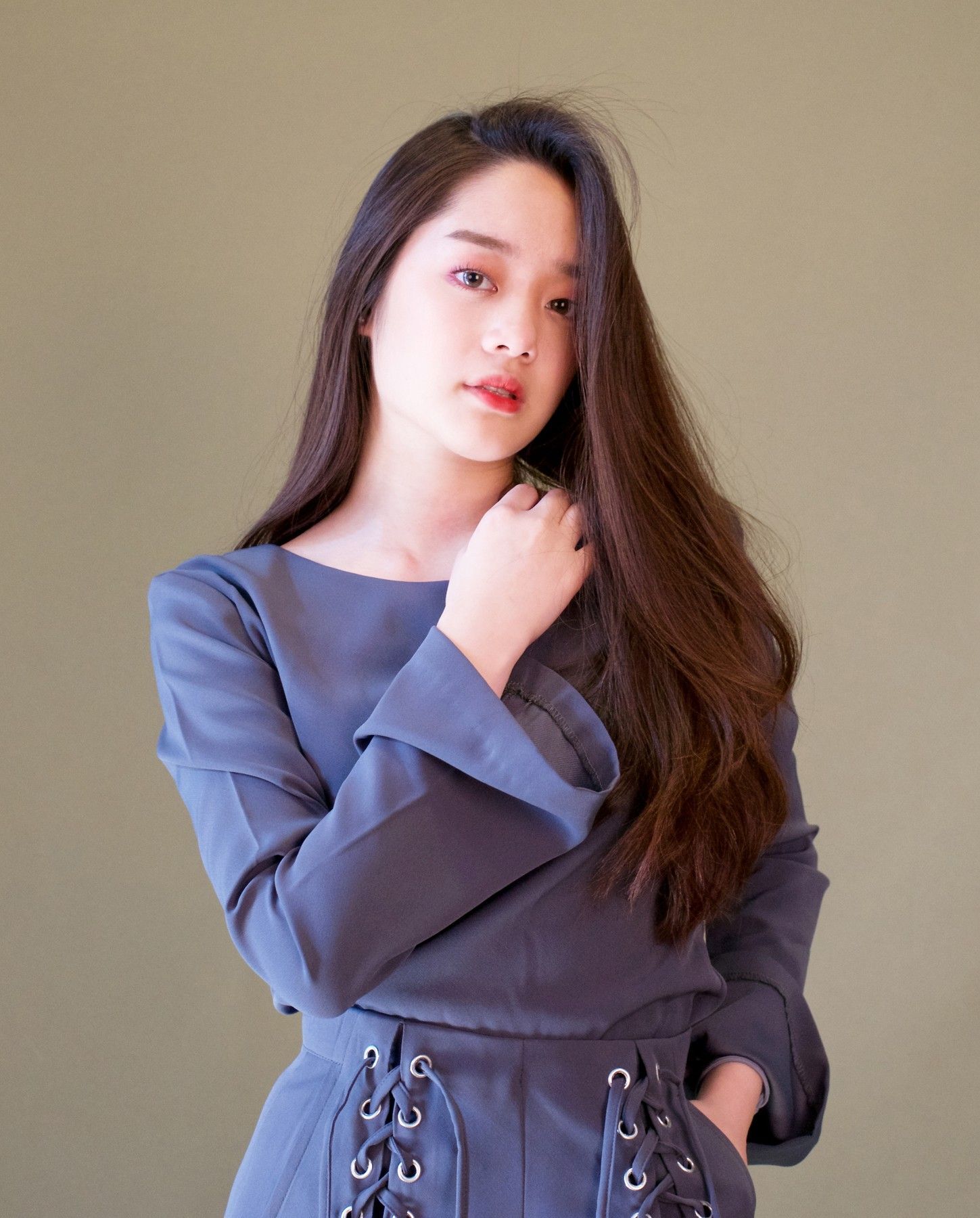 ผมยาวมีวอลลุ่ม เป็นลอนคลายๆ (Credit : Shutterstock)