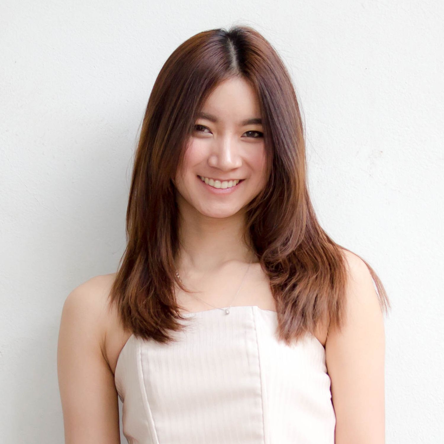 ผมตรงที่มีวอลลุ่มสวย (Credit : Shutterstock)