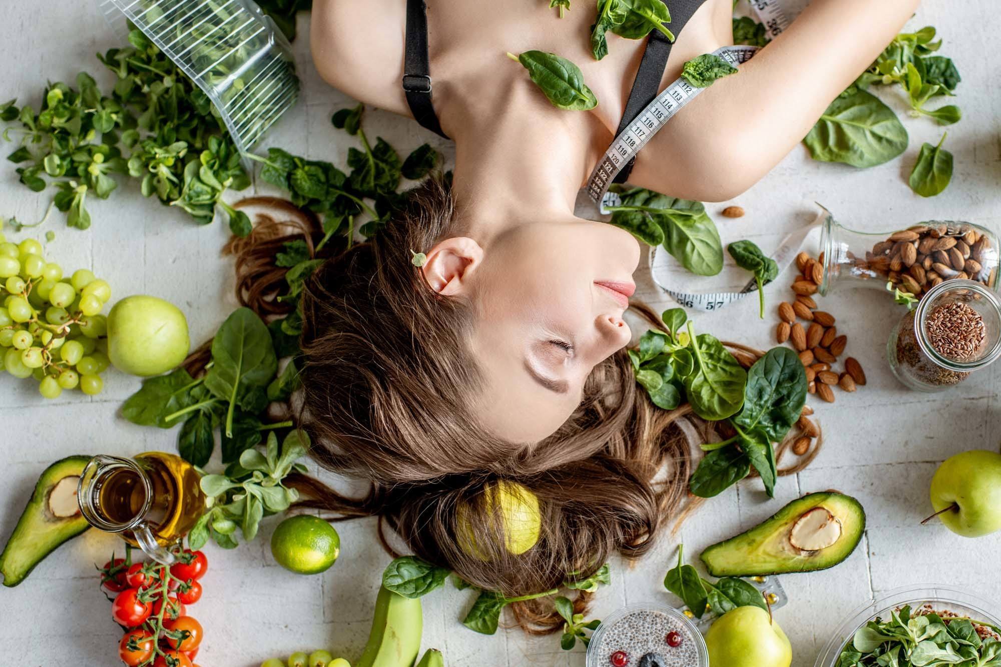 ผู้หญิงผมยาว นอนท่ามกลางอาหารสุขภาพ