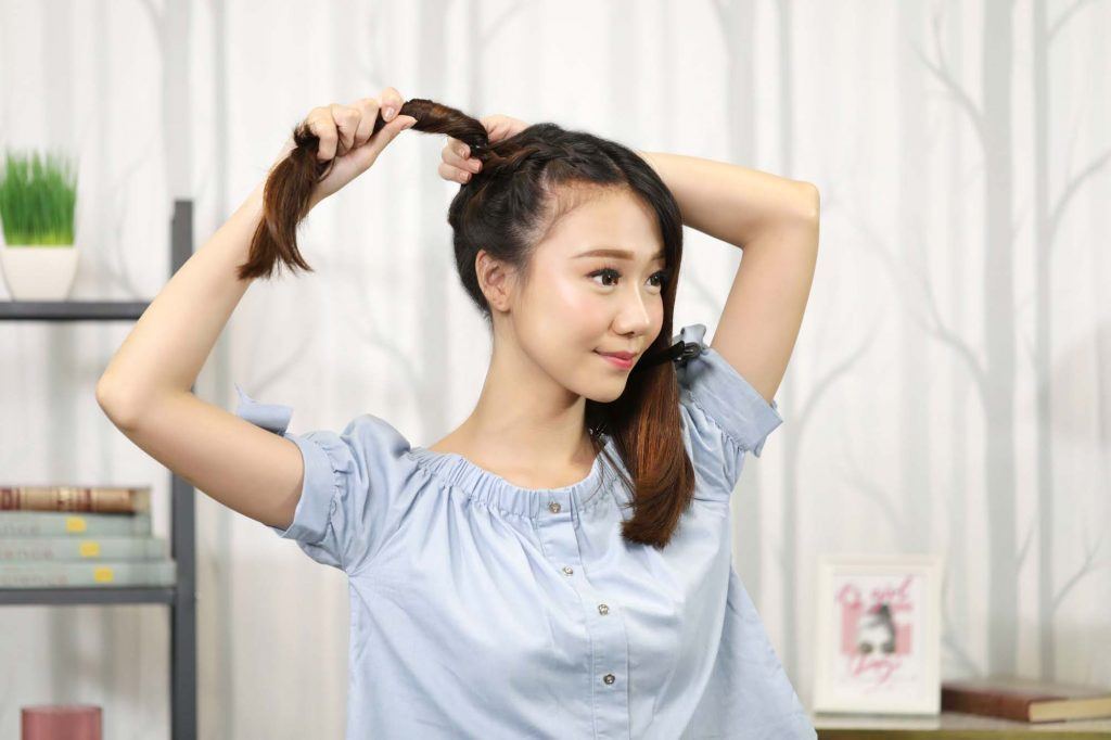 ผู้หญิงเอเชียผมยาวประบ่าสีดำ กำลังทำผม ดังโงะ 2 ข้าง