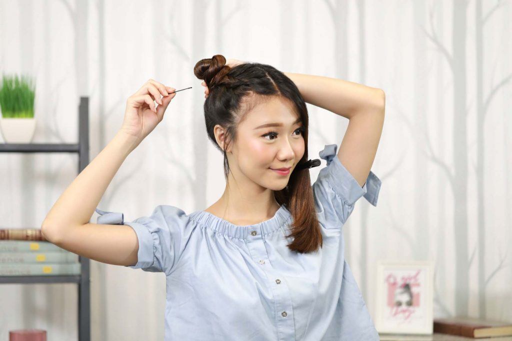 ผู้หญิงเอเชียผมยาวประบ่าสีดำ กำลังทำผม ดังโงะ 2 ข้าง