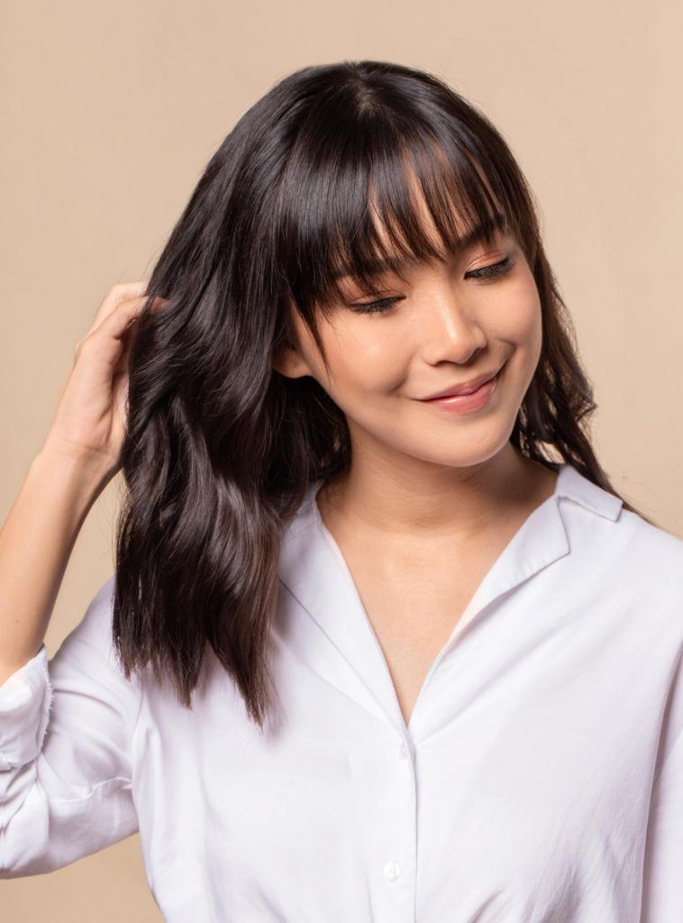 ผู้หญิงเอเชีย ผมประบ่า สาธิตวิธีถักเปียครึ่งหัว