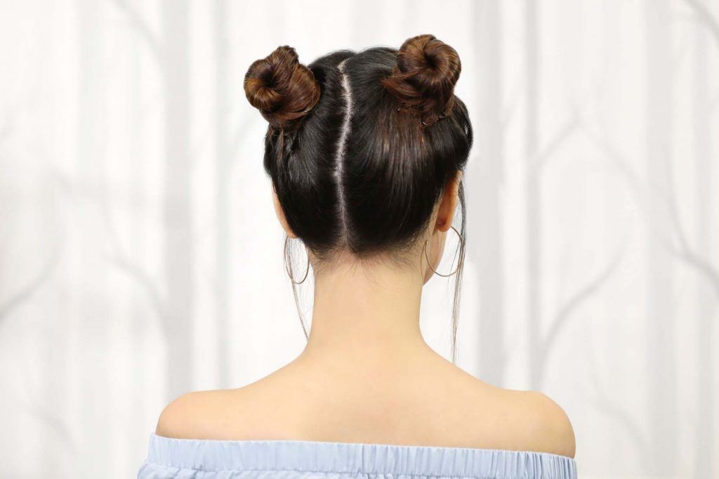 ผู้หญิงเอเชียผมยาวประบ่าสีดำ ทำผมดังโงะ 2 ข้าง