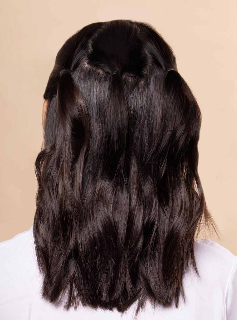 ผู้หญิงเอเชีย ผมประบ่า สาธิตวิธีถักเปียครึ่งหัว