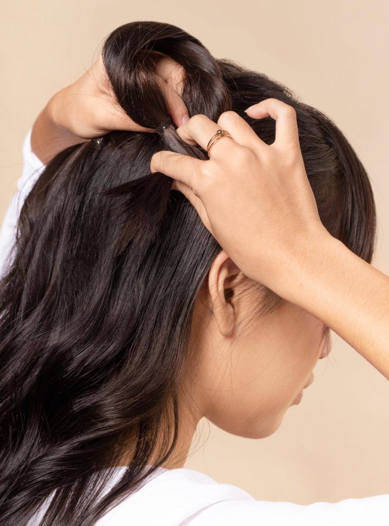 ผู้หญิงเอเชีย ผมประบ่า สาธิตวิธีถักเปียครึ่งหัว