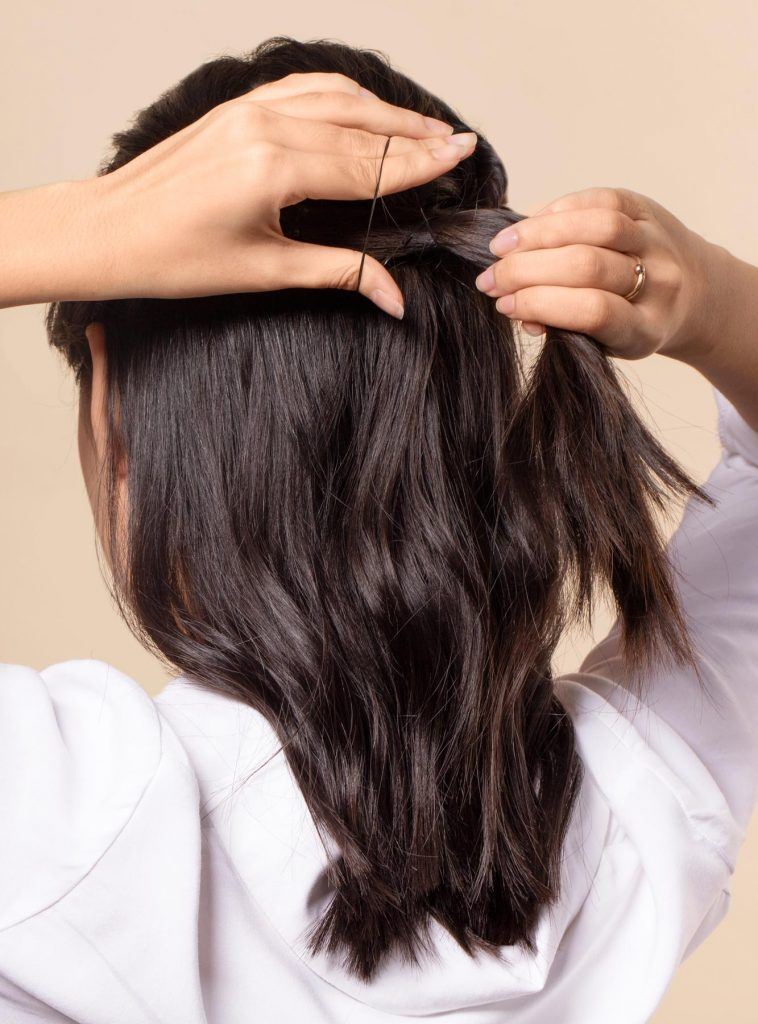 ผู้หญิงเอเชีย ผมประบ่า สาธิตวิธีถักเปียครึ่งหัว