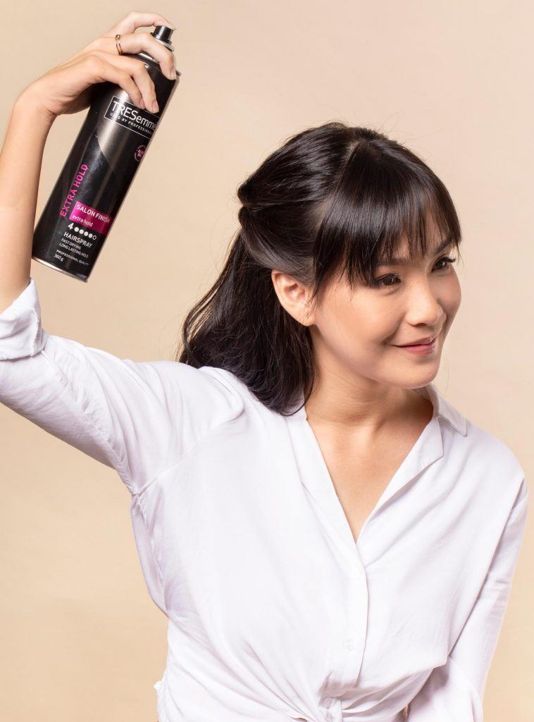 ผู้หญิงเอเชีย ผมประบ่า สาธิตวิธีถักเปียครึ่งหัว