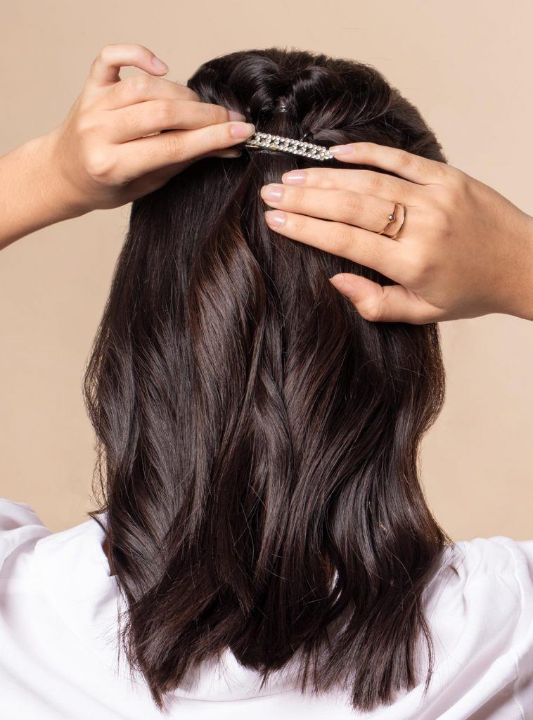 ผู้หญิงเอเชีย ผมประบ่า สาธิตวิธีถักเปียครึ่งหัว