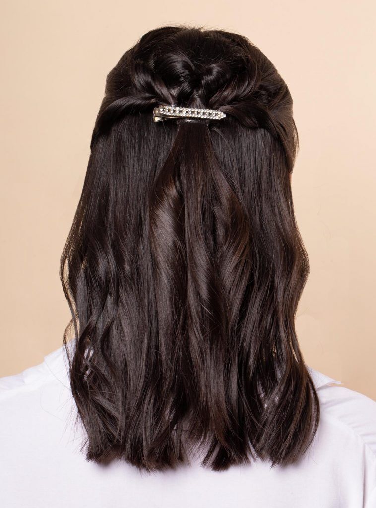 ผู้หญิงเอเชีย ผมประบ่า สาธิตวิธีถักเปียครึ่งหัว