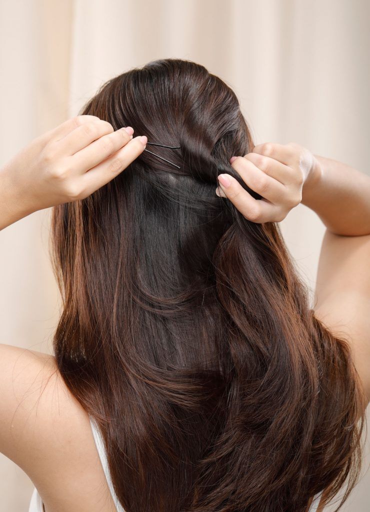 ผู้หญิงเอเชียผมยาวสีดำ ทำผมเจ้าสาว เกล้าผม ทรงกล้วยหอม