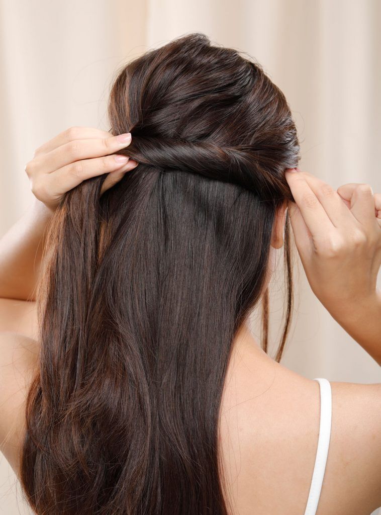 ผู้หญิงเอเชียผมยาวสีดำ ทำผมเจ้าสาว เกล้าผม ทรงกล้วยหอม