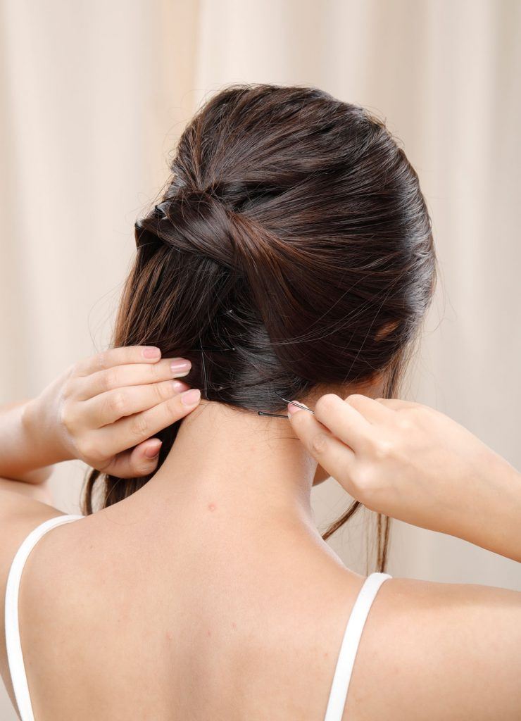 ผู้หญิงเอเชียผมยาวสีดำ ทำผมเจ้าสาว เกล้าผม ทรงกล้วยหอม