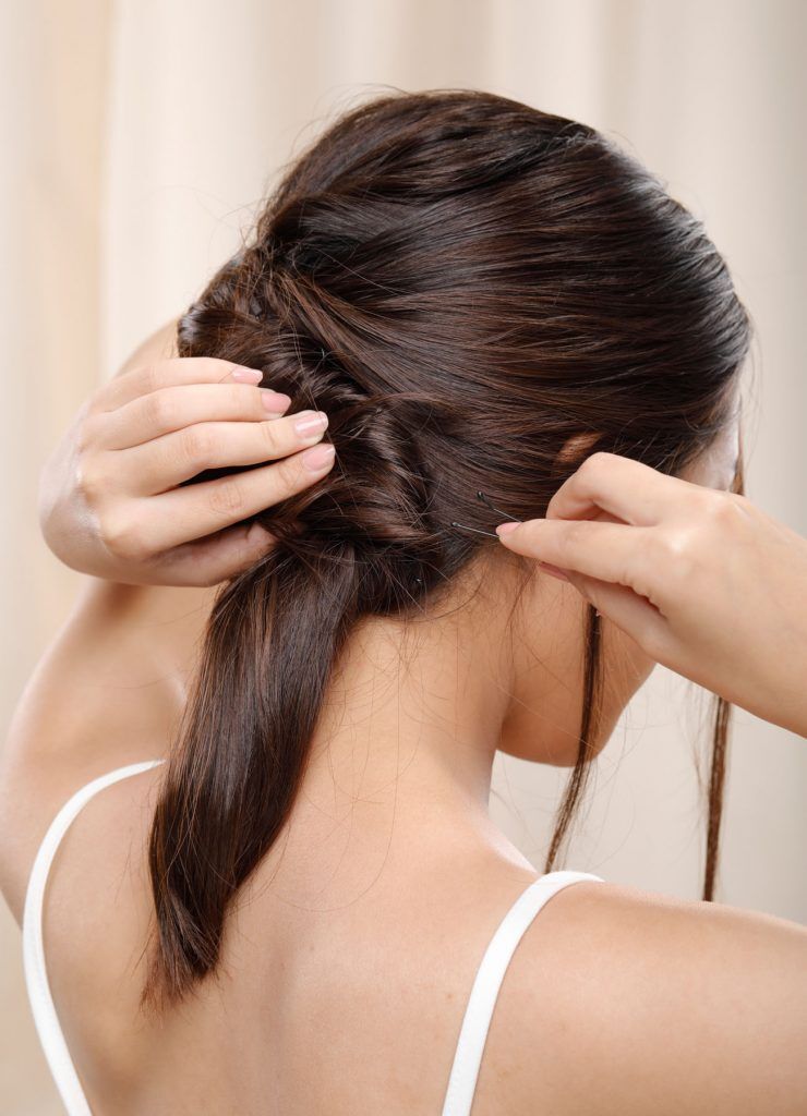 ผู้หญิงเอเชียผมยาวสีดำ ทำผมเจ้าสาว เกล้าผม ทรงกล้วยหอม