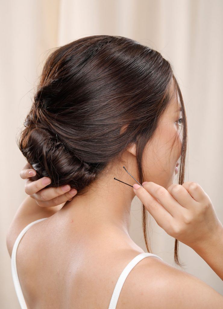 ผู้หญิงเอเชีย ผมยาว สีดำ กำลังติดกิ๊บ