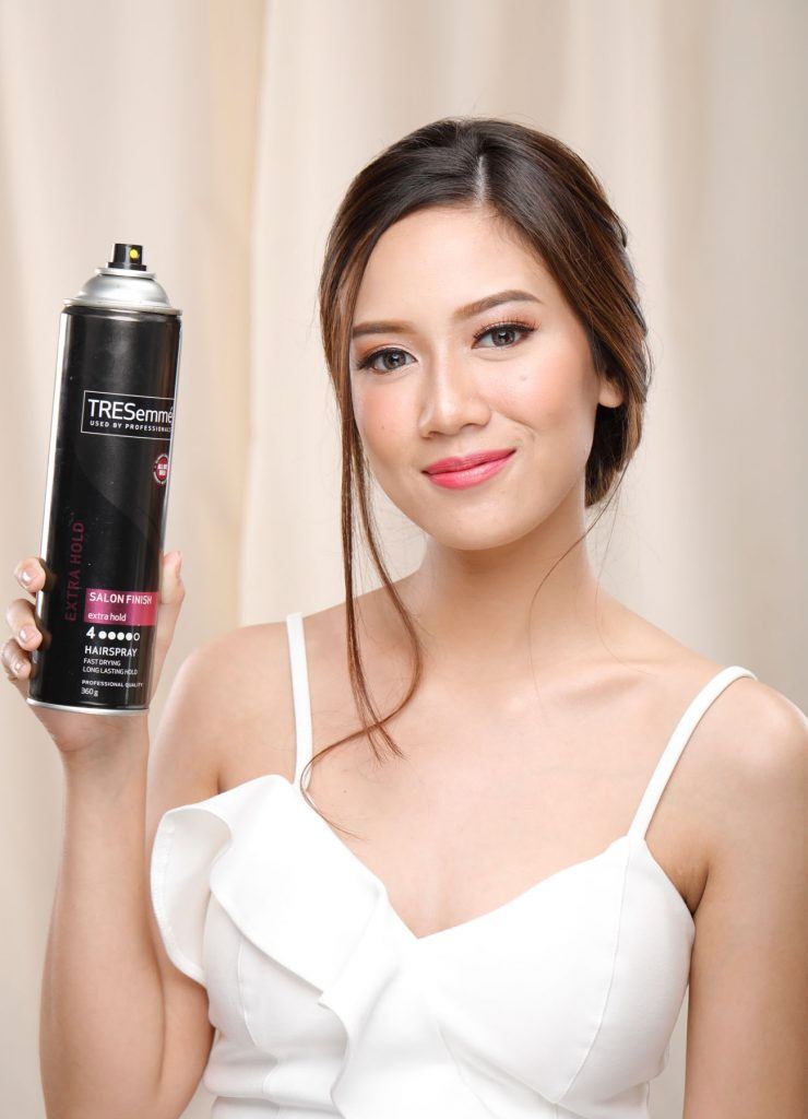 ผู้หญิงเอเชียผมยาวสีดำ ทำผมเจ้าสาว เกล้าผม ทรงกล้วยหอม ถือขวดสเปรย์แต่งผม