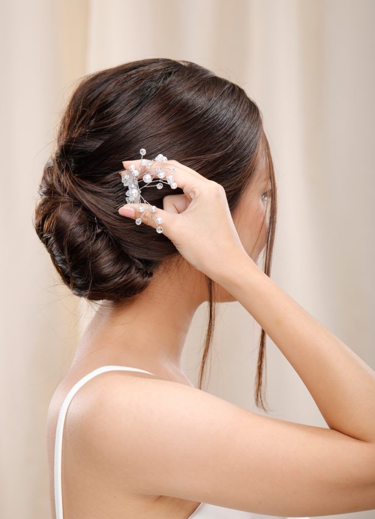 ผู้หญิงเอเชียผมยาวสีดำ ทำผมเจ้าสาว เกล้าผม ทรงกล้วยหอม เสียบหวีสัยดอกไม้