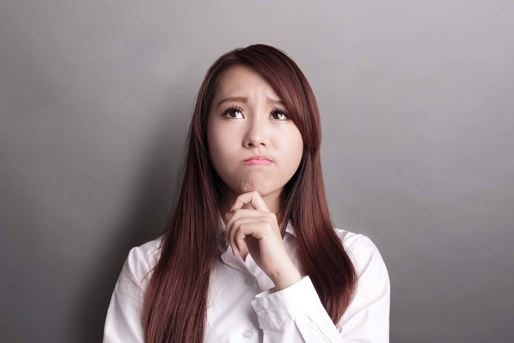 ผู้หญิงเอเชีย ผมยาว หน้าม้า กำลัง ตัดสินใจ ยืดผมเคราติน