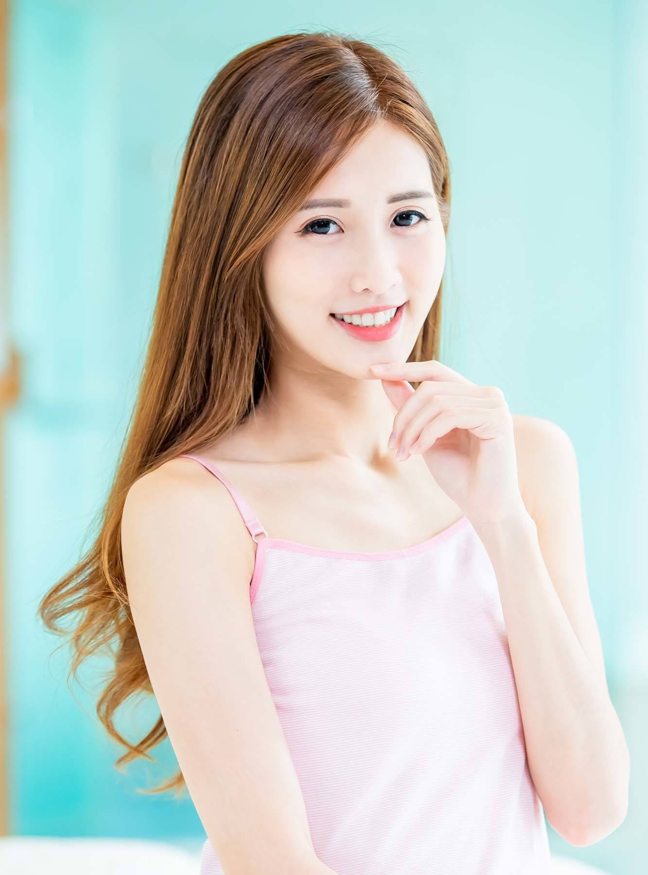 ผู้หญิงเอเชียผมยาว ผมสีน้ำตาลช็อกโกแลต