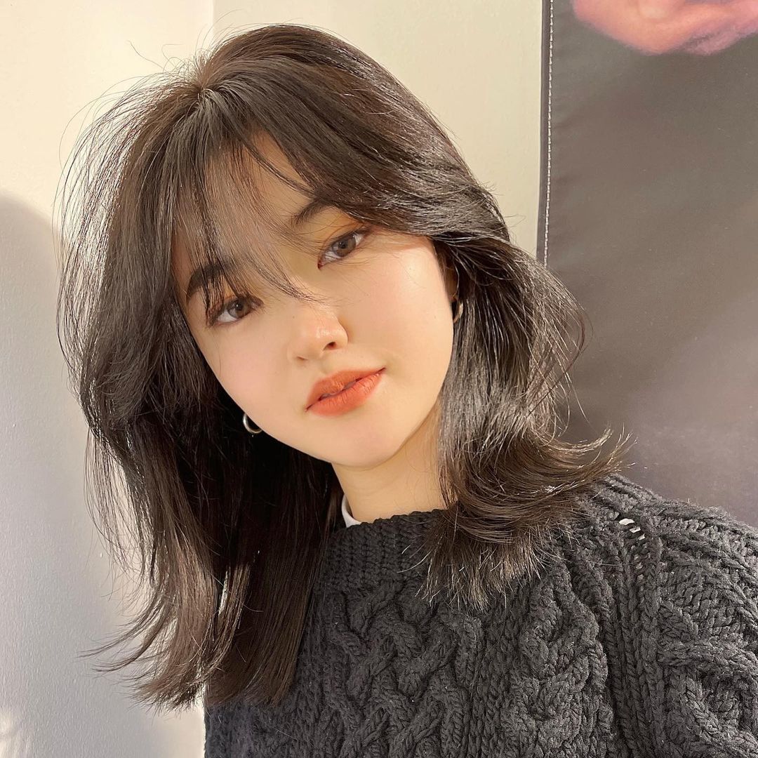 ผู้หญิงเอเชีย ผมสีน้ำตาลเข้ม ผมยาวประบ่า ทรงผมประบ่า