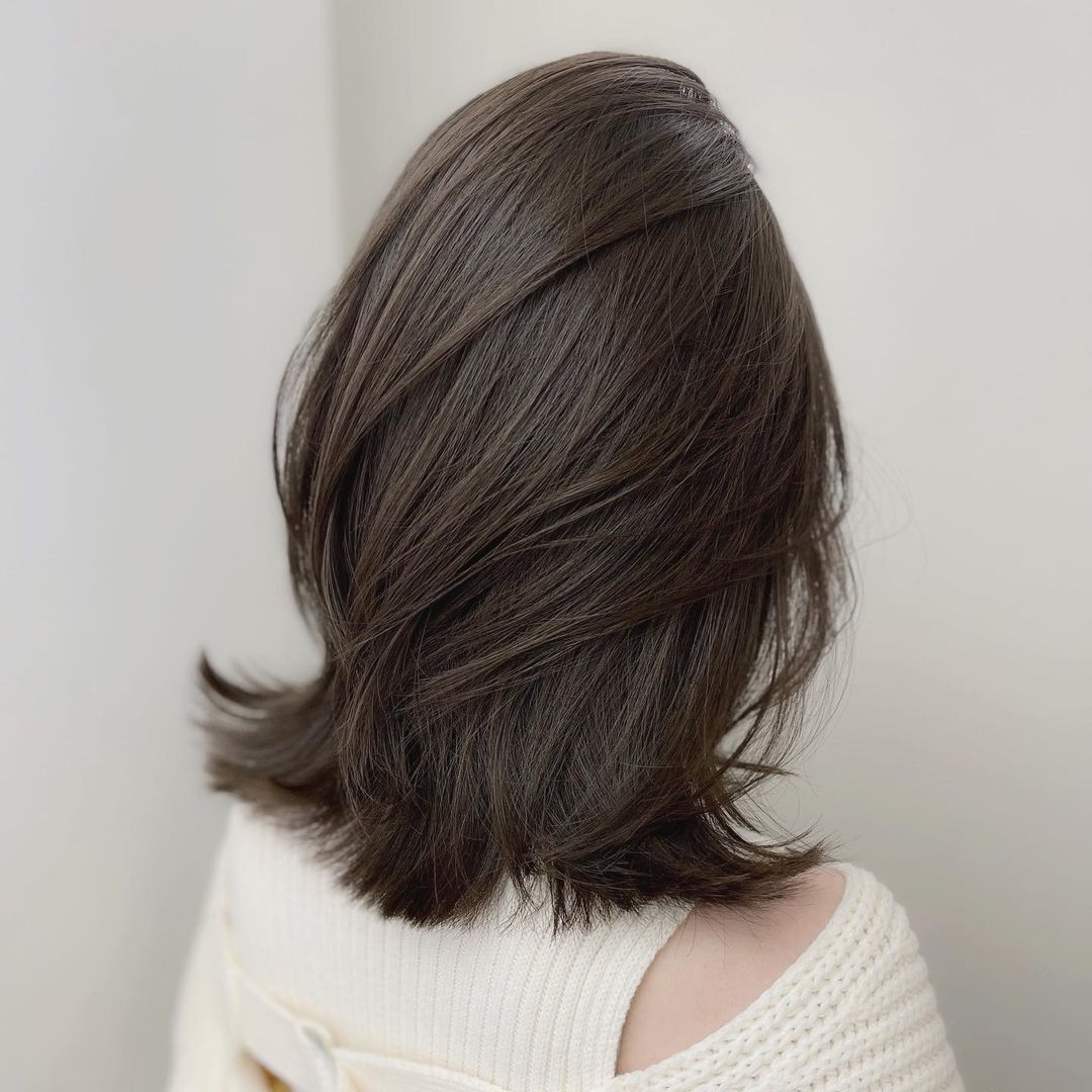 ผู้หญิงเอเชีย ผมสีน้ำตาลเข้ม ผมยาวประบ่า ทรงผมประบ่า