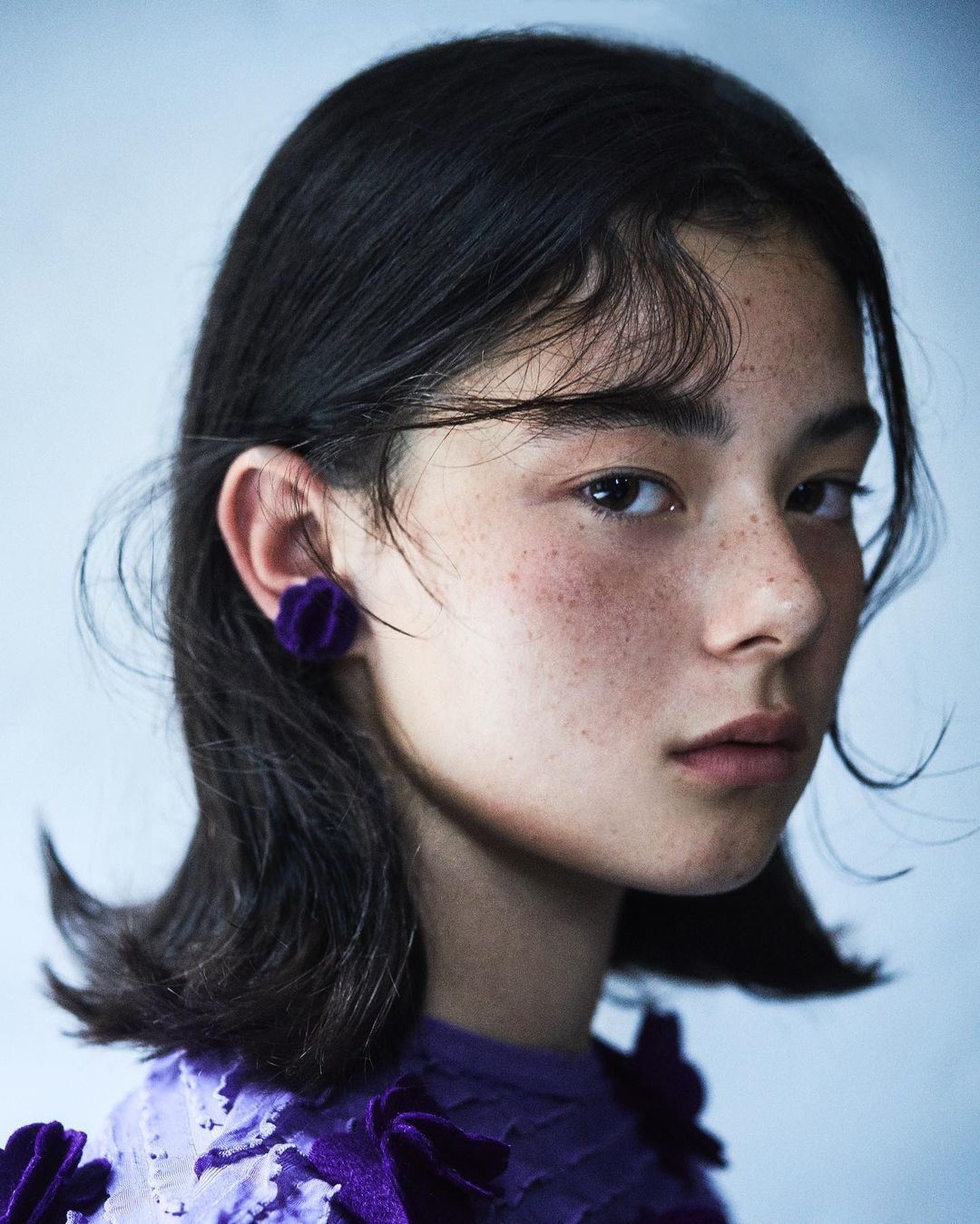 ผู้หญิงฝรั่ง ผมสีน้ำตาลเข้ม ผมยาวประบ่า ทรงผมประบ่า