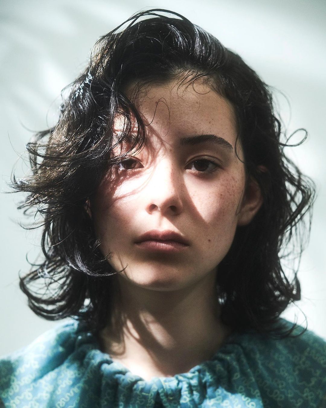 ผู้หญิงฝรั่ง ผมสีน้ำตาลเข้ม ผมยาวประบ่า ทรงผมประบ่า