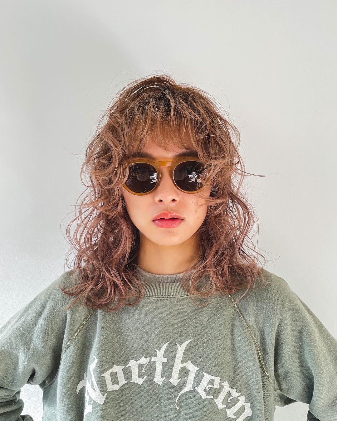 ผู้หญิงเอเชีย ผมยาวประบ่า ทำผมสีน้ำตาลกับไฮไลต์ ทรงผมประบ่า