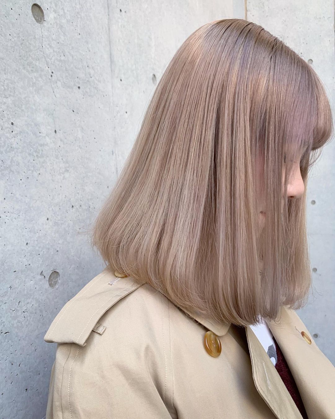 ผู้หญิงเอเชีย ผมยาวประบ่า ทำผมสีเทา ทรงผมประบ่า