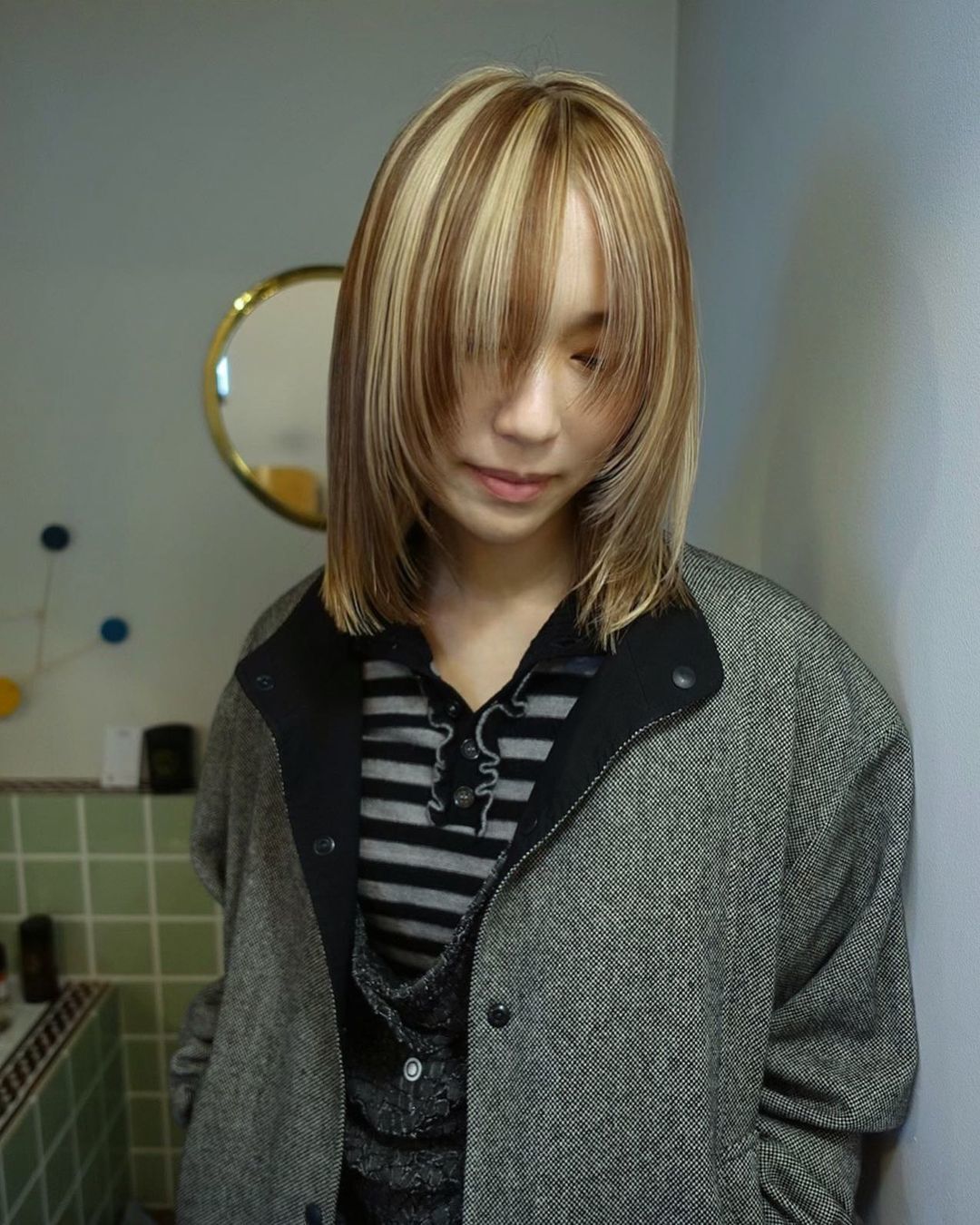 ผู้หญิงเอเชีย ผมยาวประบ่า ทำผมสีน้ำตาลกับไฮไลต์ ทรงผมประบ่า