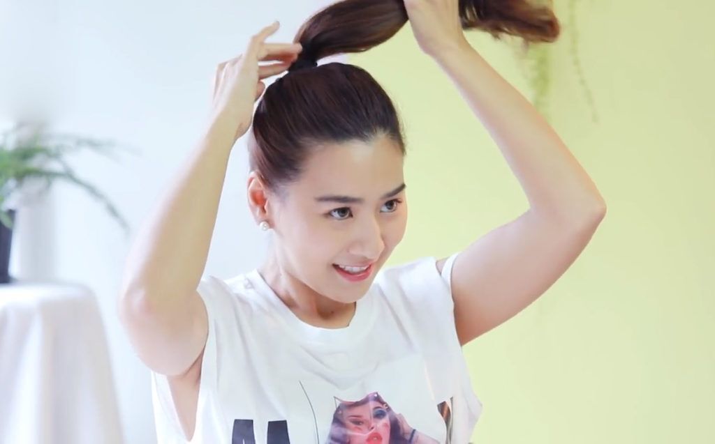 ทรงผมมัดผมติดกิ๊บดำแบบย้อนกลับ