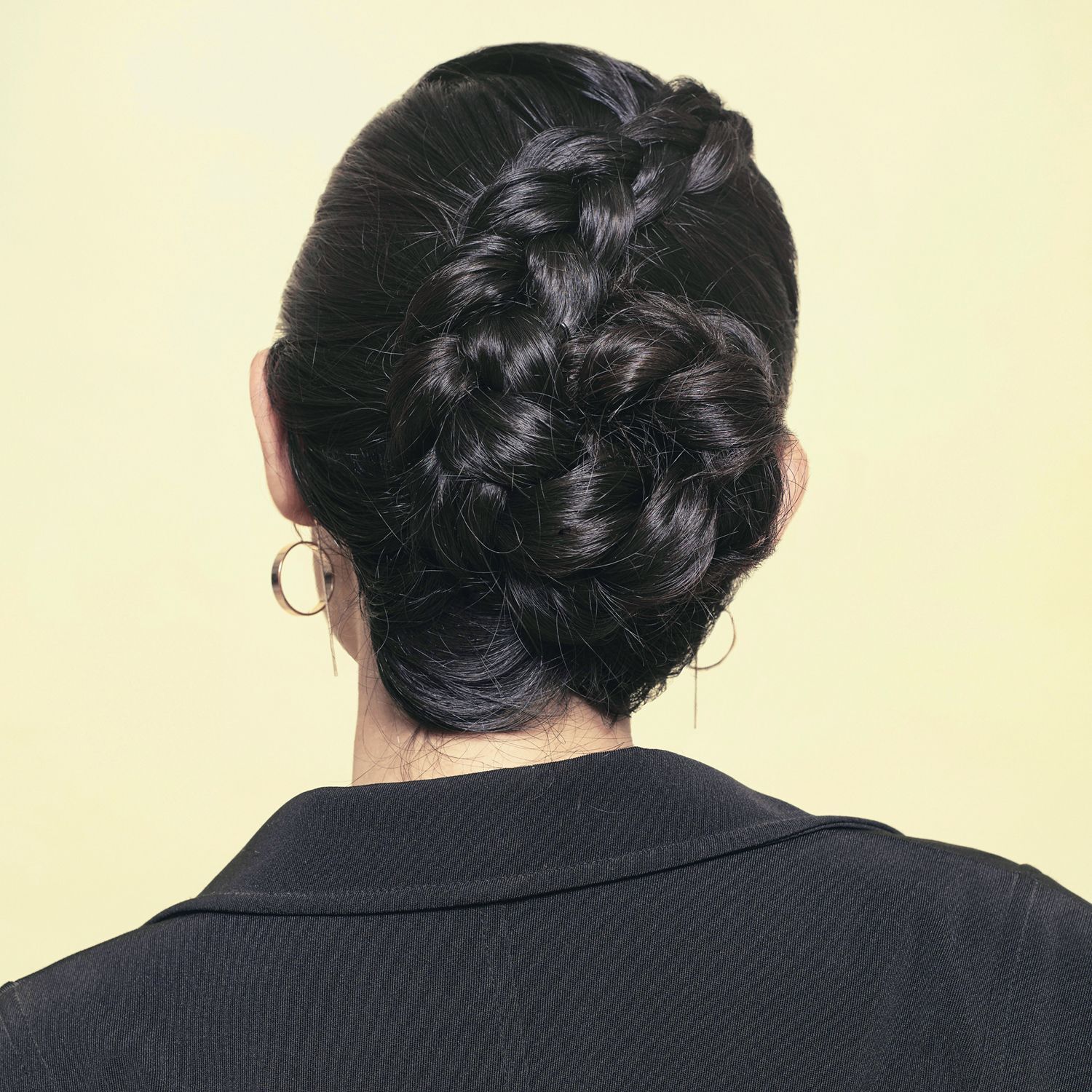 ทรงผมรับปริญญาแบบถักเปีย สวยสุภาพ เรียบร้อย ถูกต้องตามระเบียบมหาวิทยาลัย