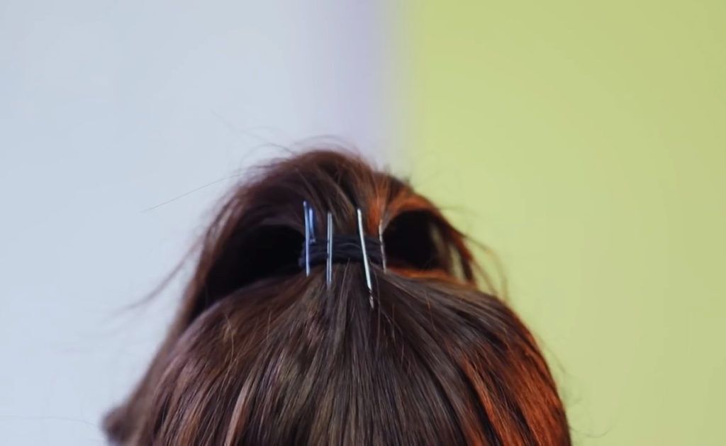 ทรงหางม้าติดกิ๊บดำ