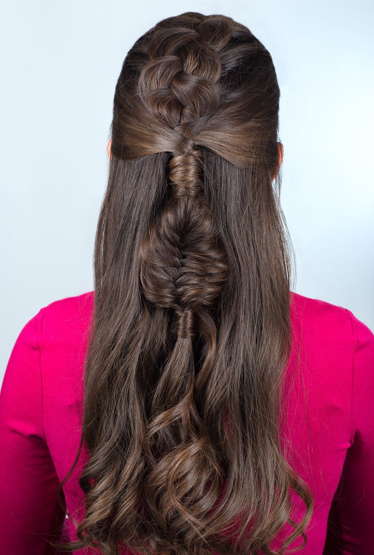 ทรงผมรับปริญญาแบบถักเปียครึ่งหัว  (Credit: Shutterstock)