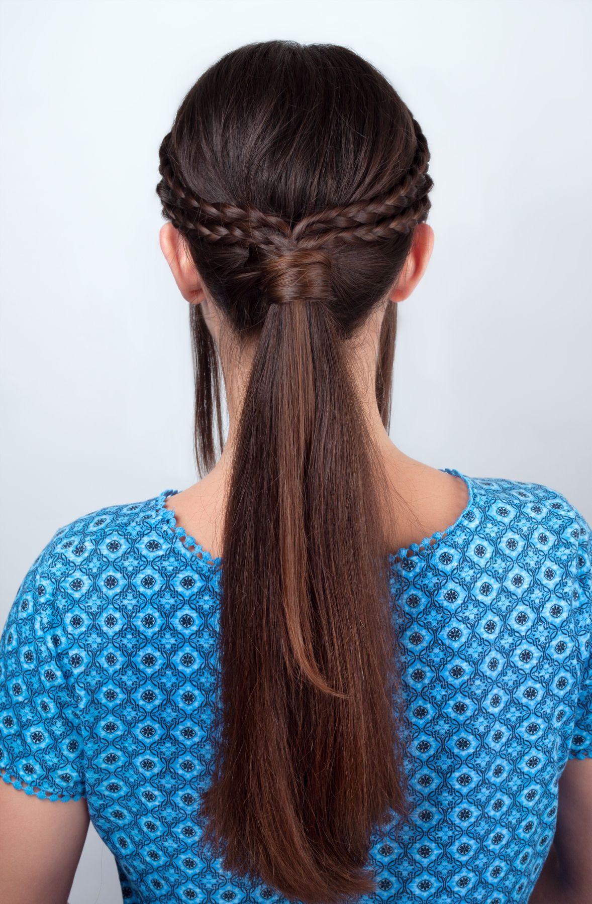 ทรงผมรับปริญญาแบบหางม้า (Credit: Shutterstock)