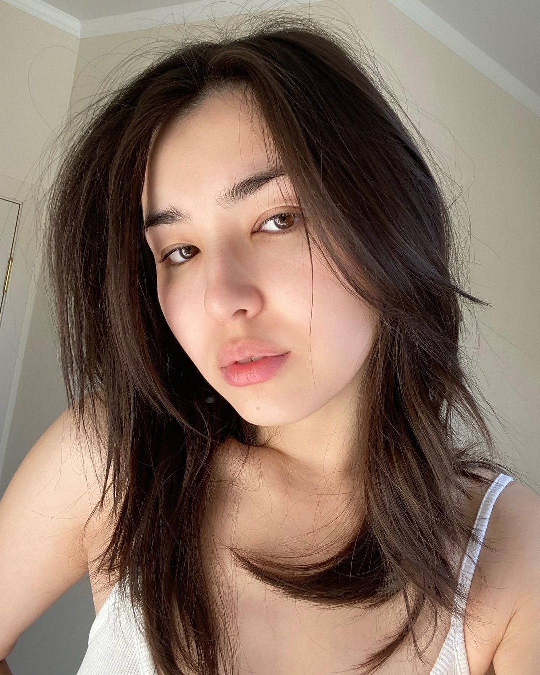 ผู้หญิงเอเชีย ผมสีน้ำตาลเข้ม ผมยาวประบ่า ทรงผมประบ่า