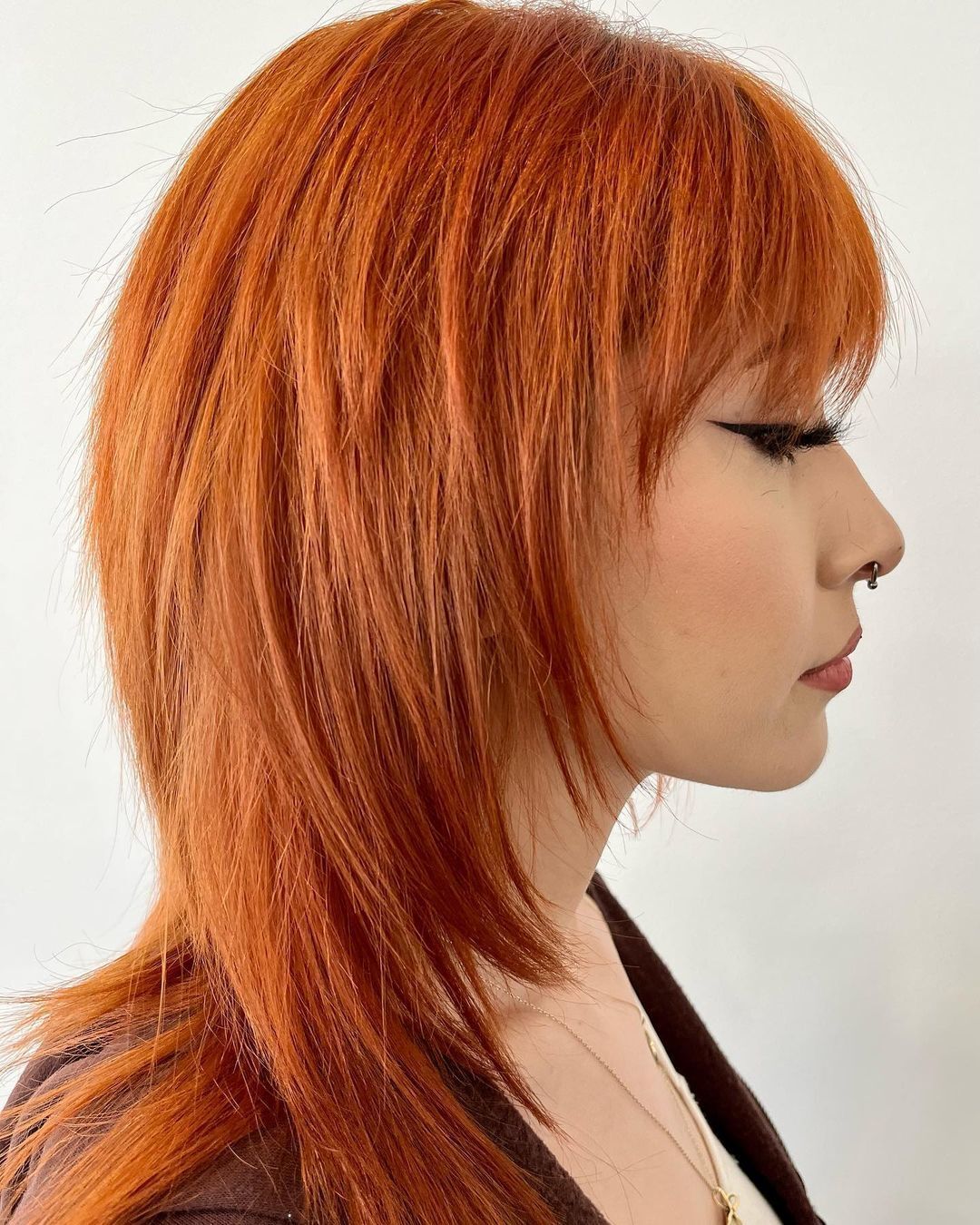 ผู้หญิงเอเชีย ผมยาวประบ่า ทำสีผมสีส้ม