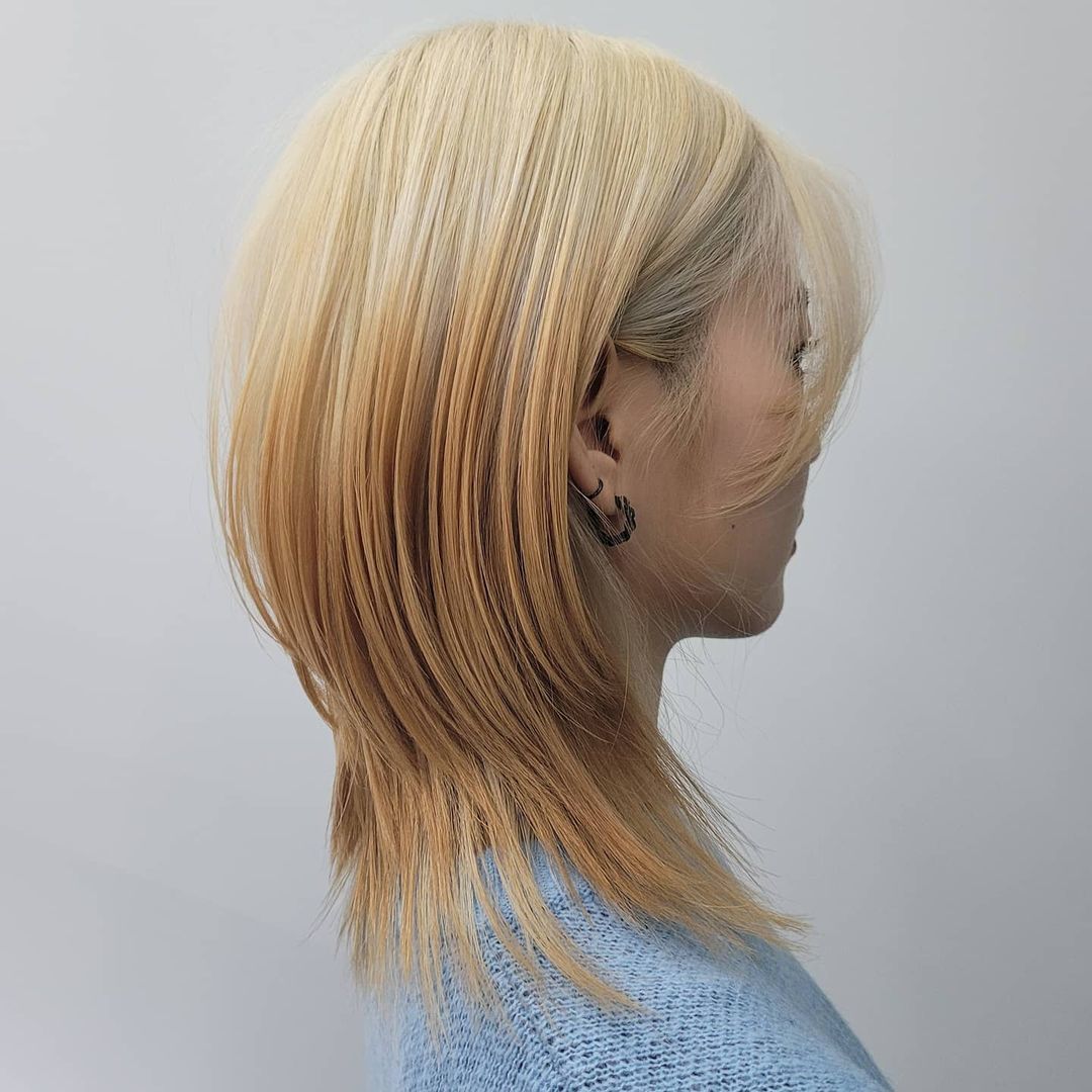 ผู้หญิงเอเชีย ผมยาวประบ่า ทำสีผม