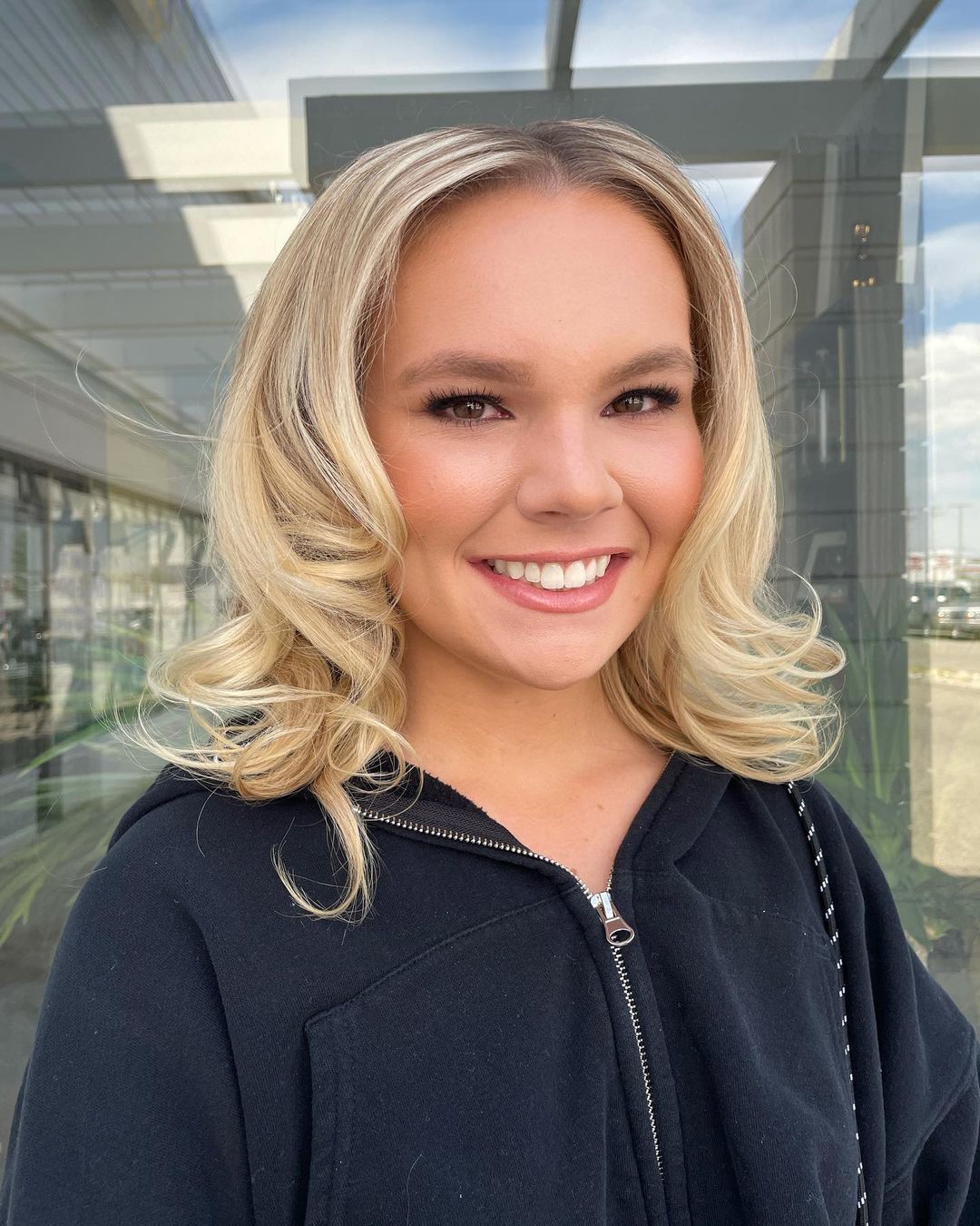 ผู้หญิงฝรั่ง ผมยาวประบ่า ผมสียลอนด์ ทรงผมประบ่า