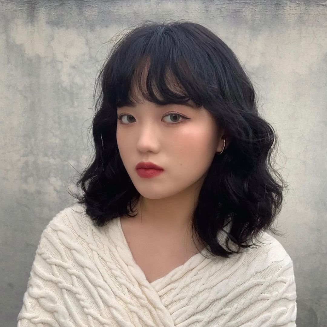 ผู้หญิงเอเชีย ผมสีน้ำตาลเข้ม ผมยาวประบ่า ทรงผมประบ่า