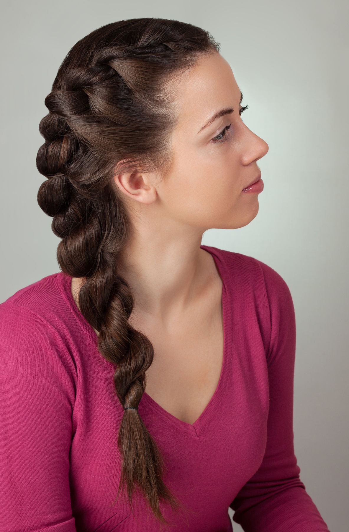 ทรงผมรับปริญญาแบบเปียเบี่ยงข้าง (Credit: Shutterstock)