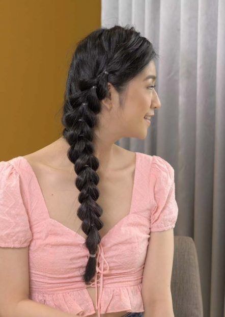 ทรงผมเปียปีกผีเสื้อเบี่ยงข้าง (Credit: Dennie Ramon)