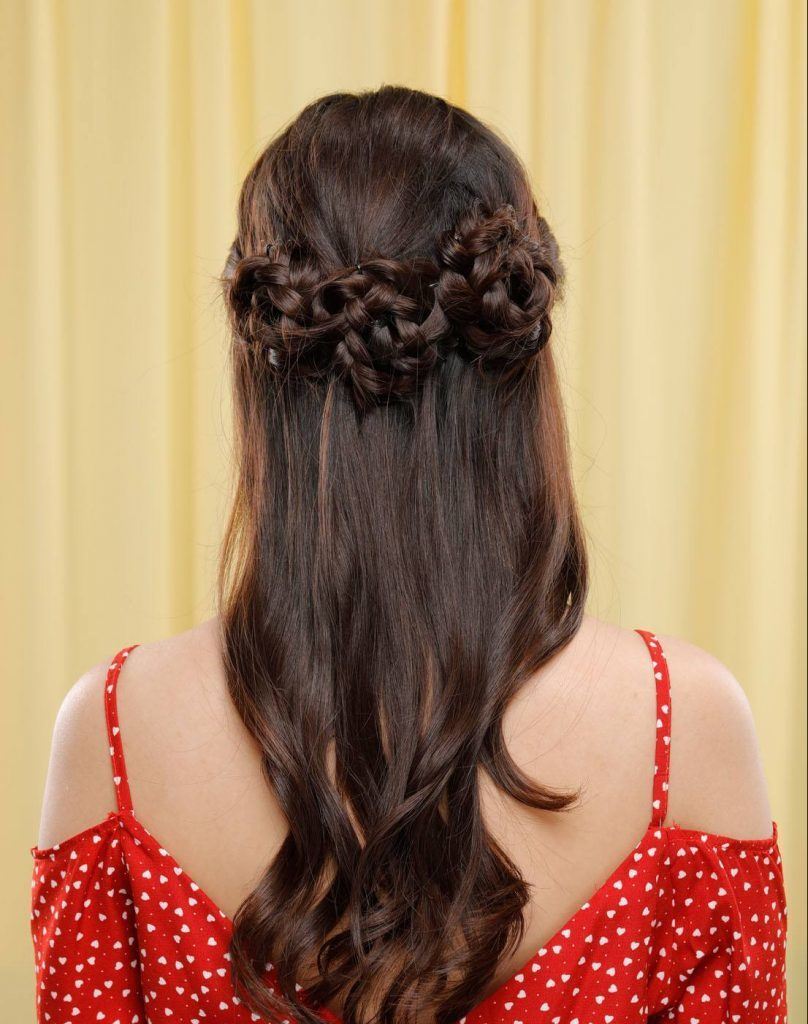 ทรงผมถักเปียดอกไม้สวยหวาน สุภาพ (Credit: Dennie Ramon)