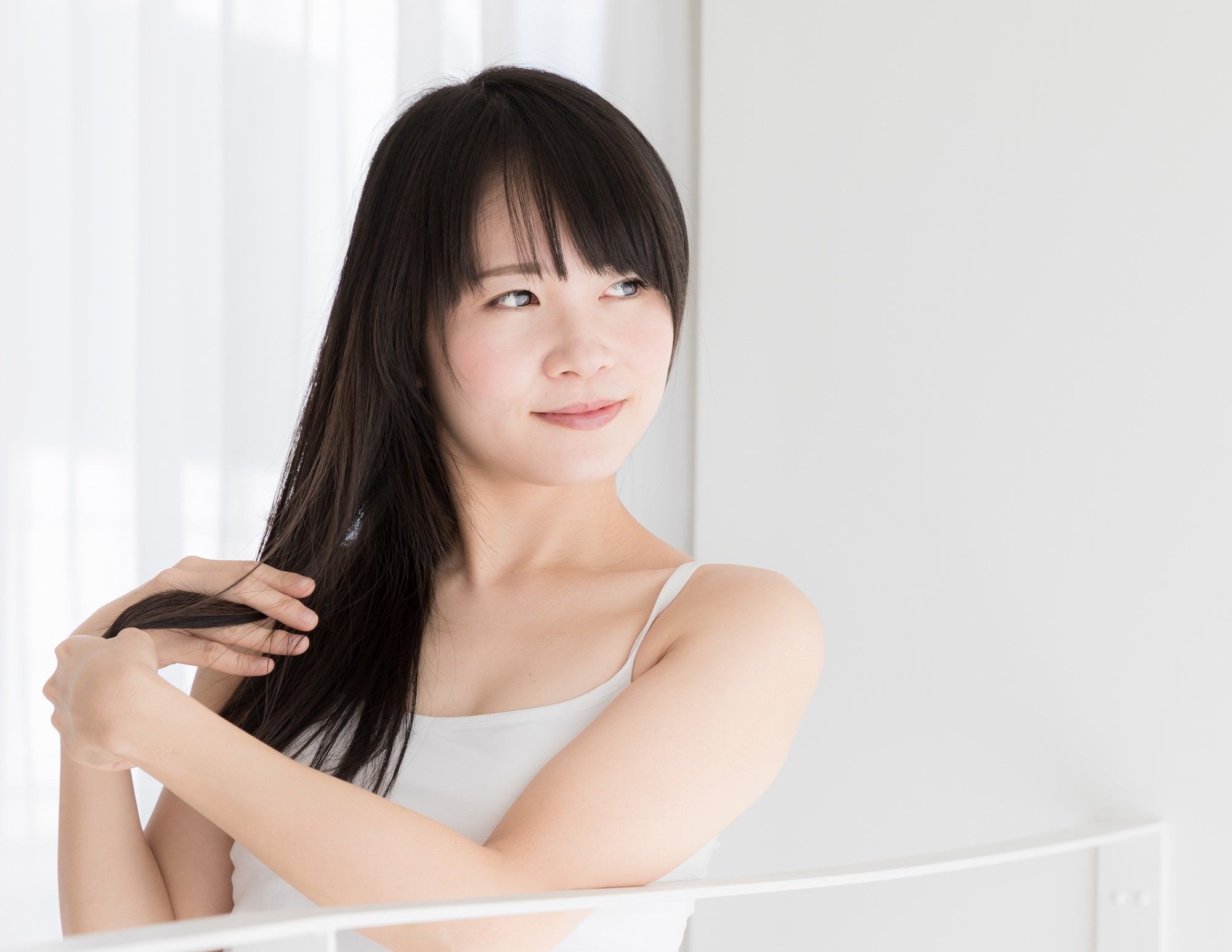 ผู้หญิงเอเชีย ไว้ผมยาว กำลังจับปลายผม ลูบผม