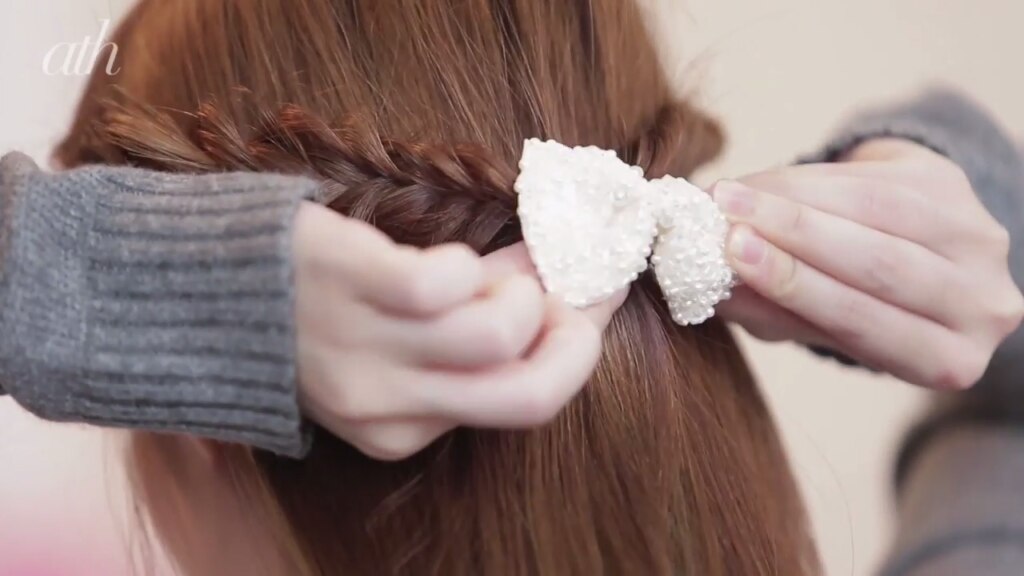 ผู้หญิงเอเชีย ไว้ผมยาว สีน้ำตาล กำลัง มัดผมเปีย