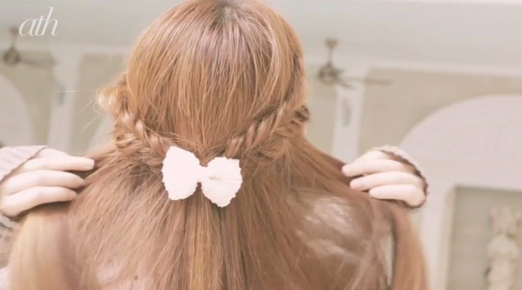 ผู้หญิงเอเชีย ไว้ผมยาว สีน้ำตาล โชว์ทรงผมถักเปียน่ารักๆ ที่เสร็จแล้ว