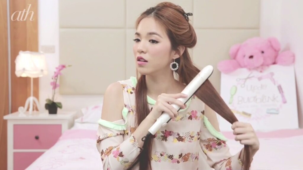 ผู้หญิงเอเชีย ไว้ผมยาว สีน้ำตาล  กำลังหนีบผม